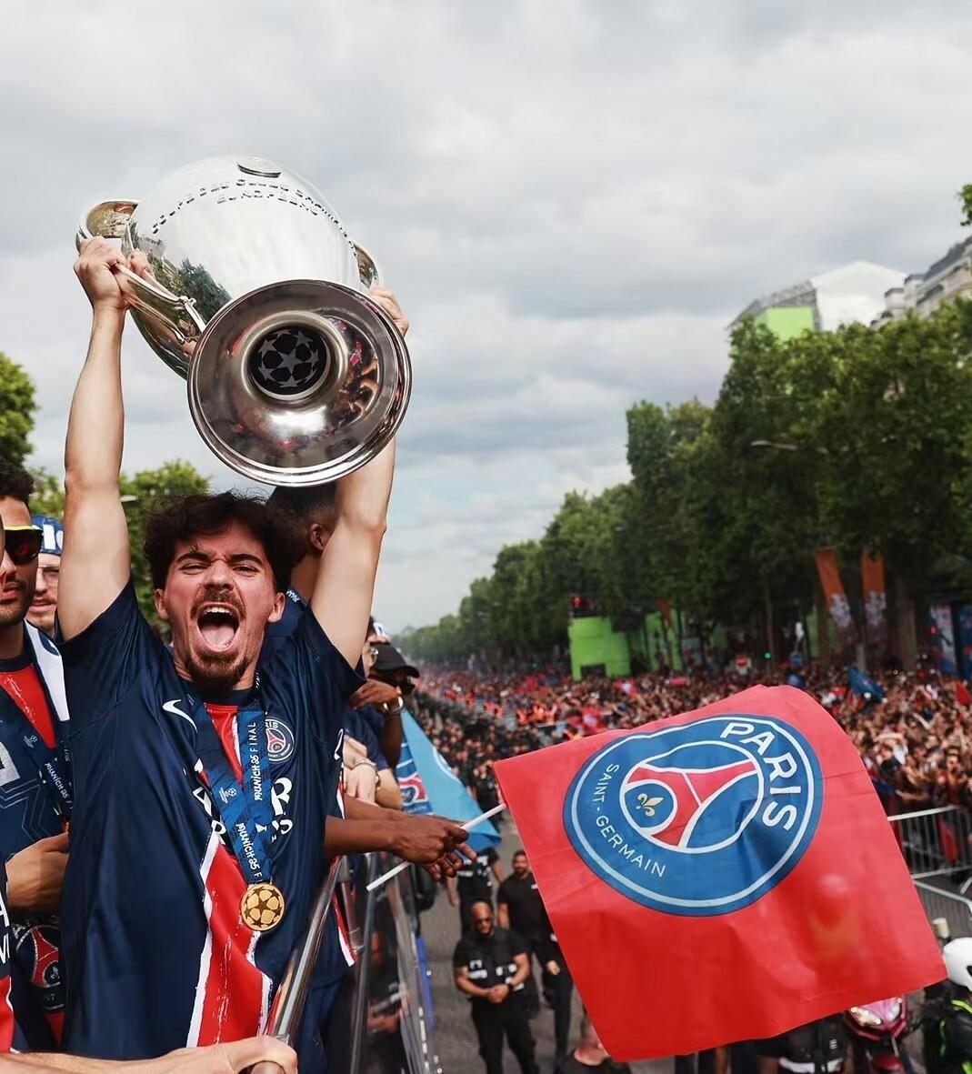 关于巴黎圣日耳曼训练开放日；今夜临场应变引欢呼；英超在即；训练强度明显提升的信息-爱游戏官网